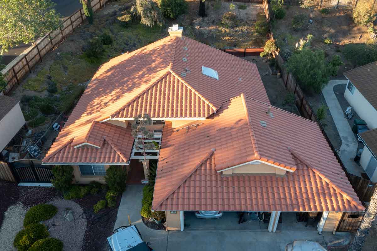 5 ISSUES THAT COULD CAUSE A LEAKING ROOF IN HIDDEN MEADOWS, CA